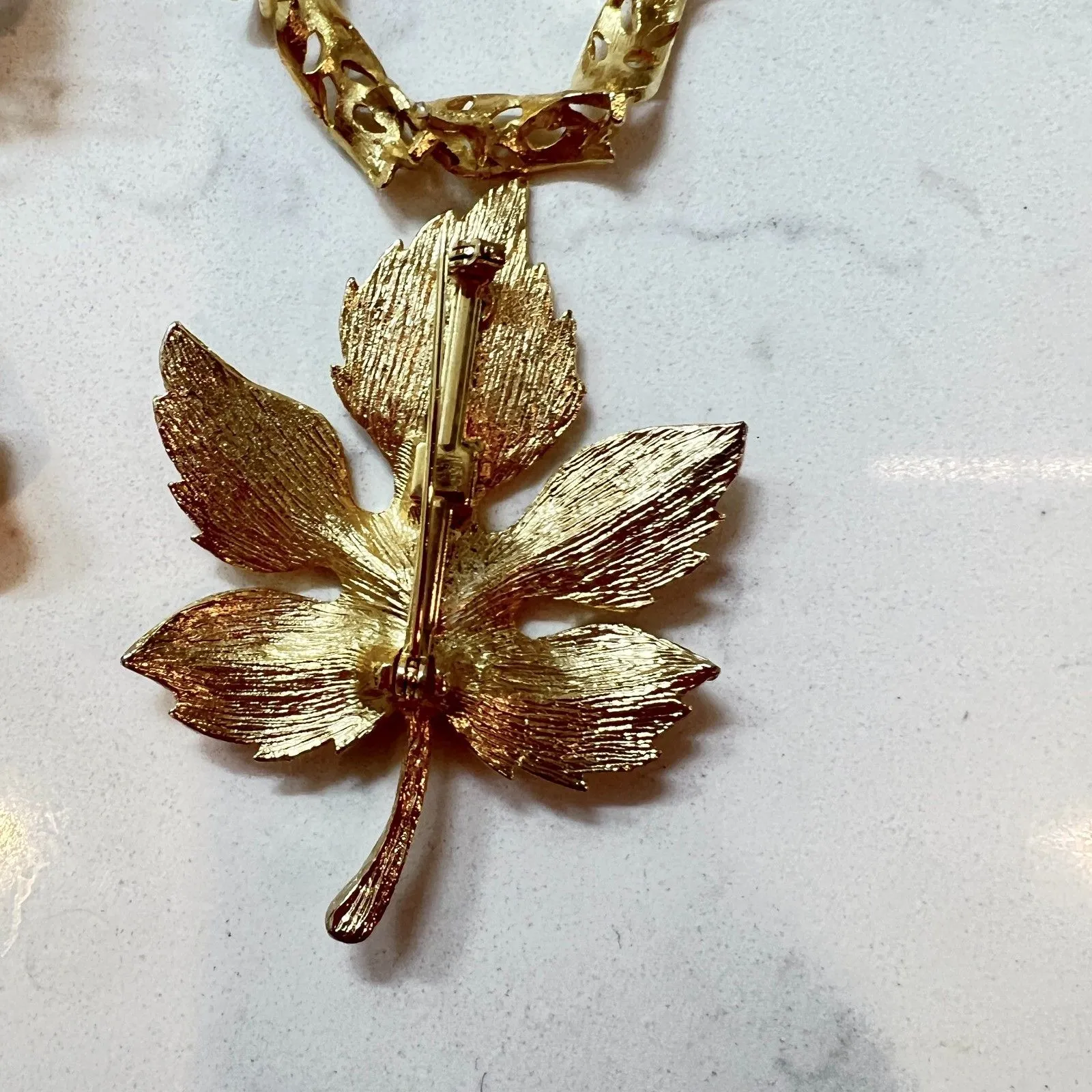 vtg Brooch Pins Lot Of 4 Gold Tone circle, leaf, round, bow - Image 10