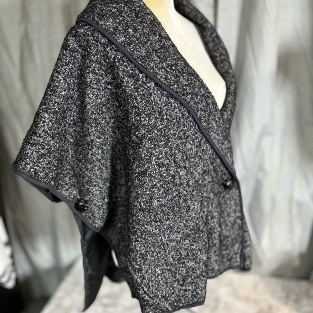 Vintage Calvin Klein woman’s wool Shaw/pancho jacket/coat small - Image 12