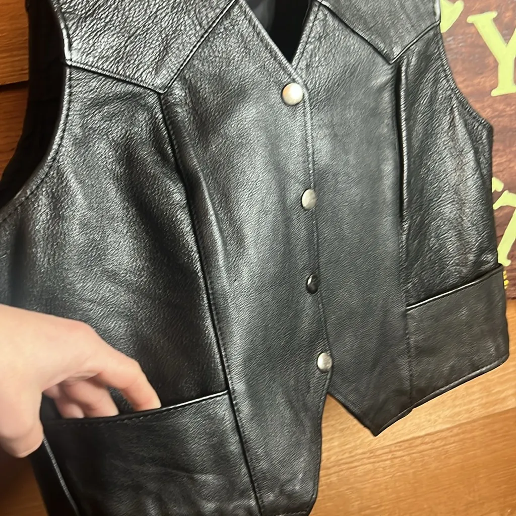 Harley Davidson Embroidered Genuine Leather Motorcycle Riding Vest Pocket Snap Black - Image 6