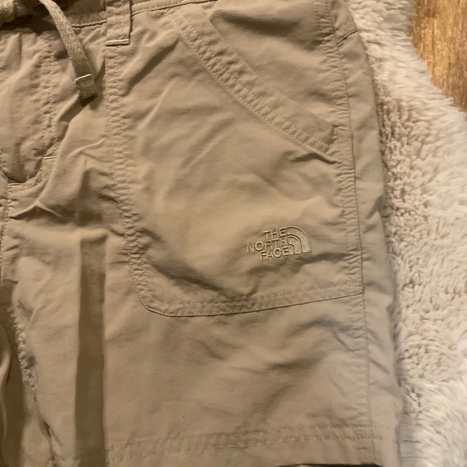The North Face Shorts Size 8‎ Womens Lightweight Nylon Tan Pockets 4.5" Inseam - Image 2