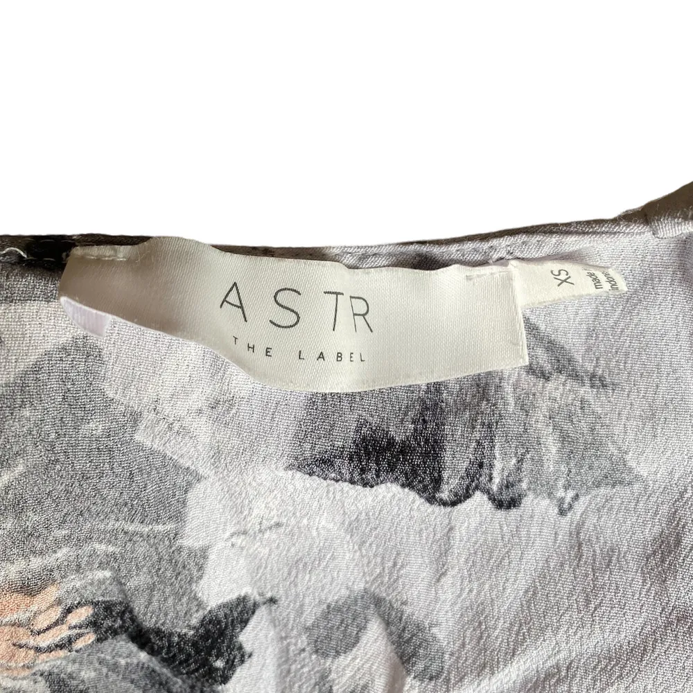 ASTR The Label Floral Romper Gray Women's Size Extra Small Poppy - Image 12