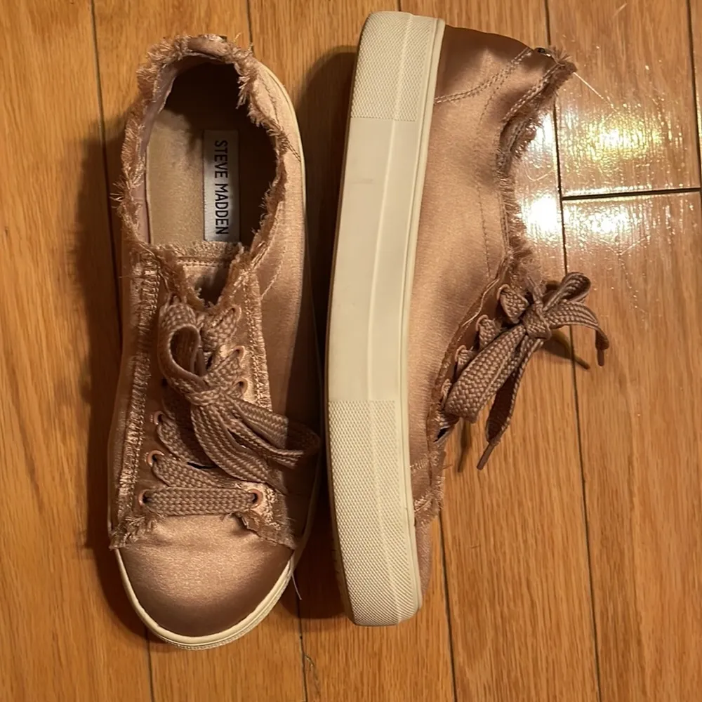 Steve Madden satin sneaker 9.5M - Image 3