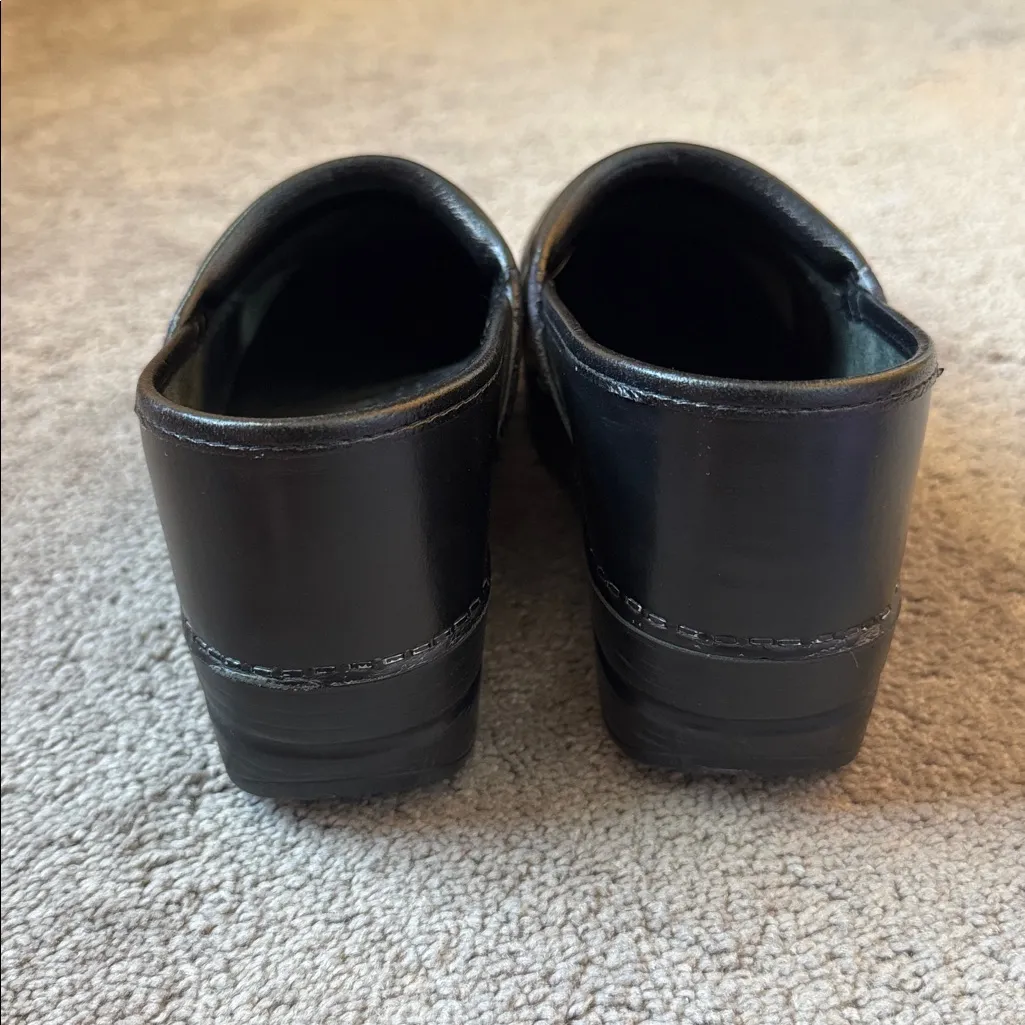 Dansko Black Clogs SIZE 39 - Image 3