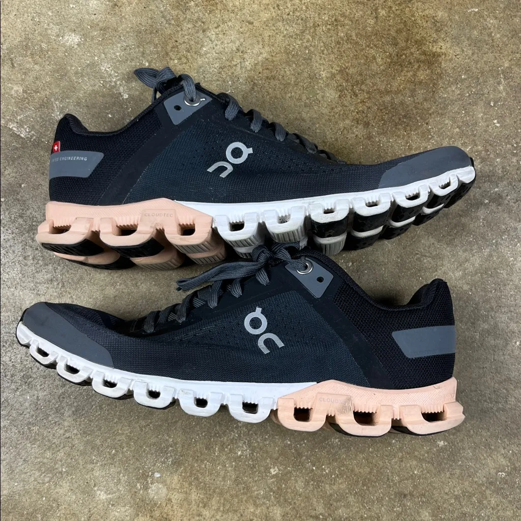 ON Running Oncloud cloudflow in gray and pink
Size: 6.5 - Image 4