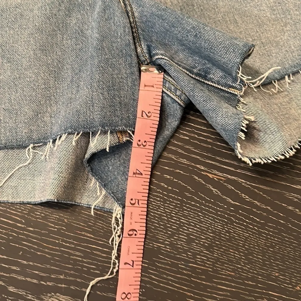 BANANA Republic Mid Rise, Light Wash Denim Shorts with Frayed Hem, Size 20. - Image 6