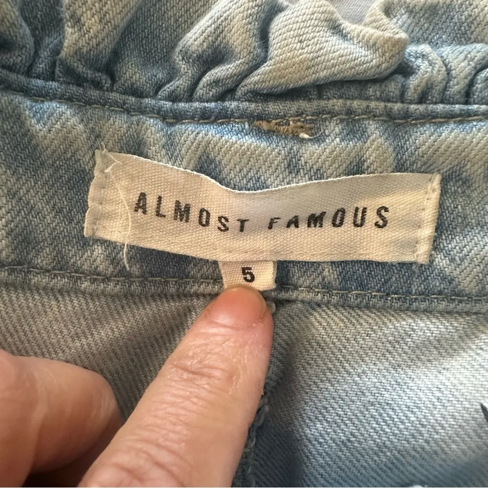 Wide-Leg Light Blue Jeans - Image 3