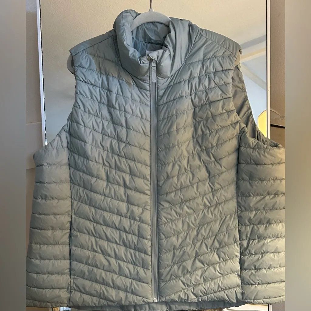 NEW Old Navy Water-Resistant Narrow-Channel Puffer Vest 3X $45 - Image 3