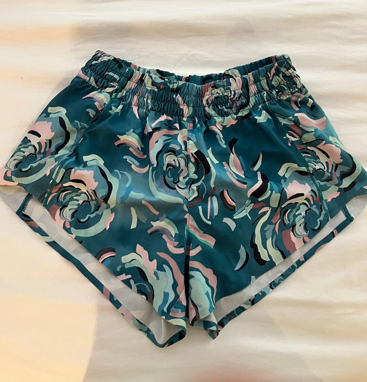 Athleta Hustle 3" Shorts floral teal - Image 2