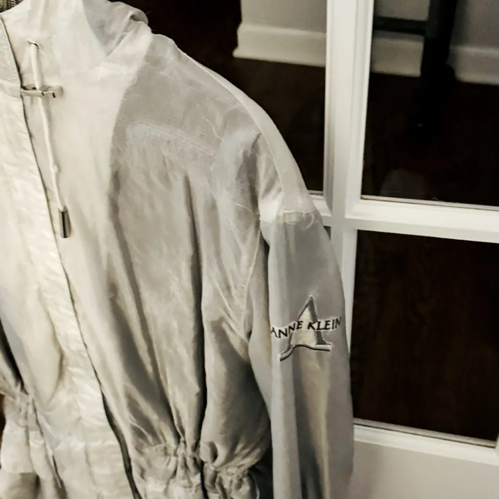 Anne Klein Silver Rain Utility Jacket with Hood and Drawstring Waist - Image 4