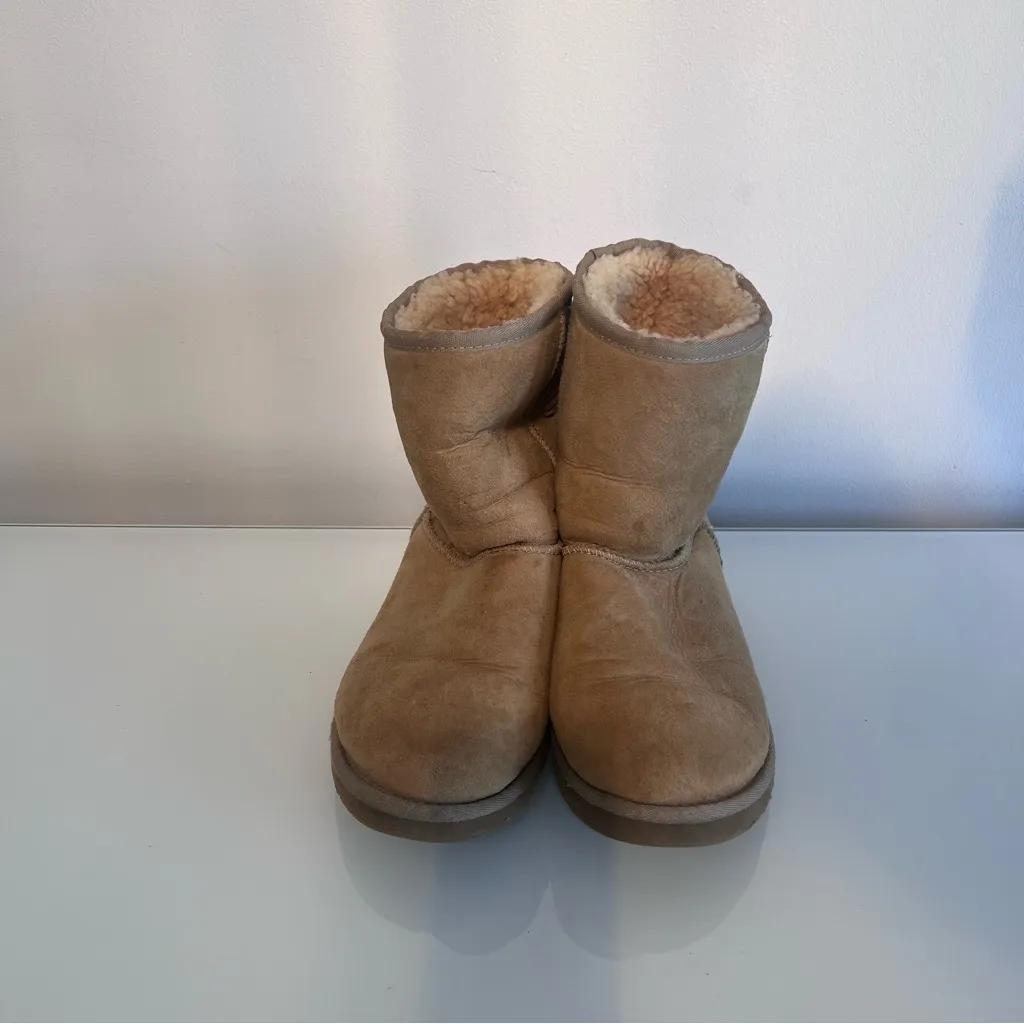 UGG  Classic Short II Boots in Stone Size 5 - Image 4