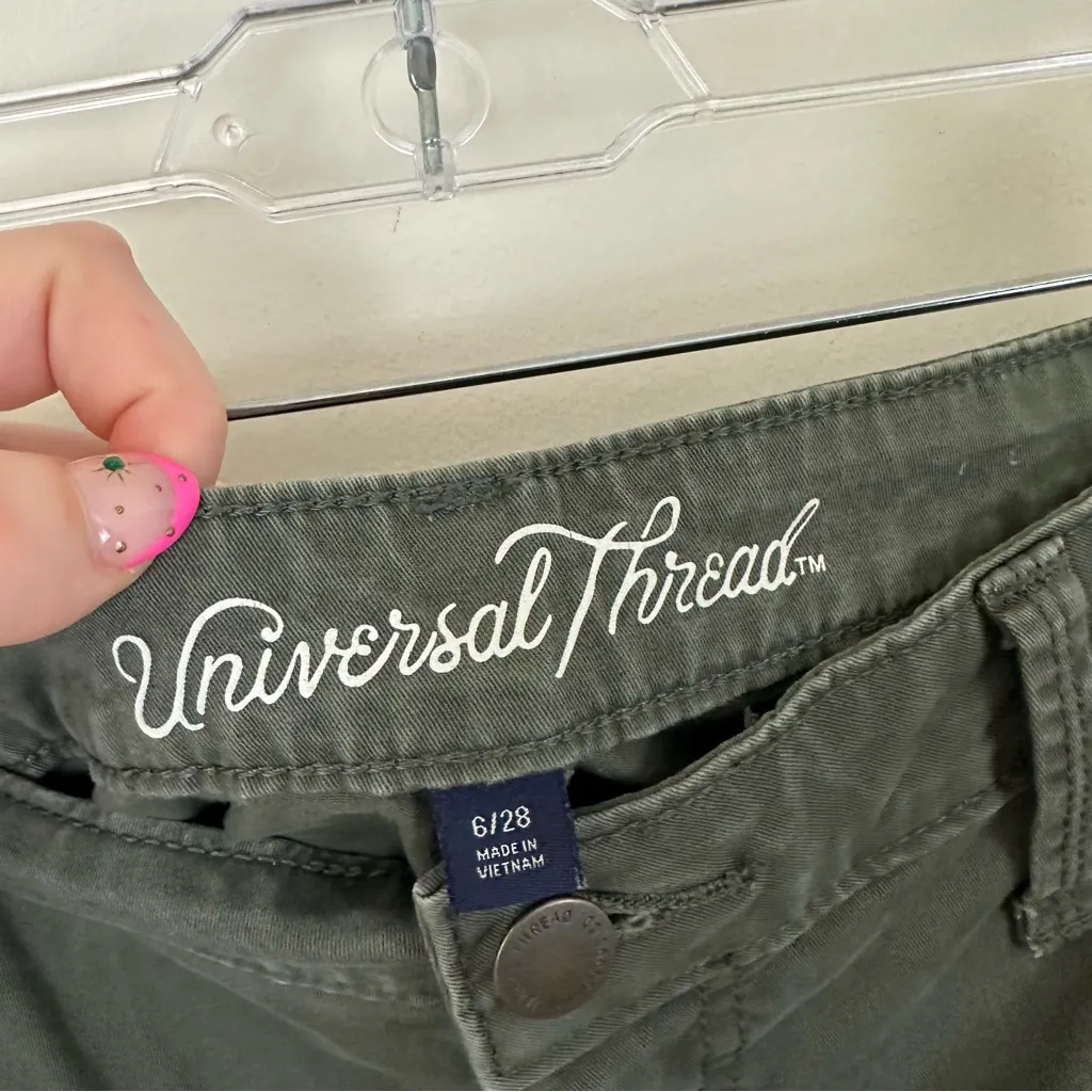 Universal Thread Olive Mid Rise Girlfriend Chinos with Red Stripe Size 6 - Image 4