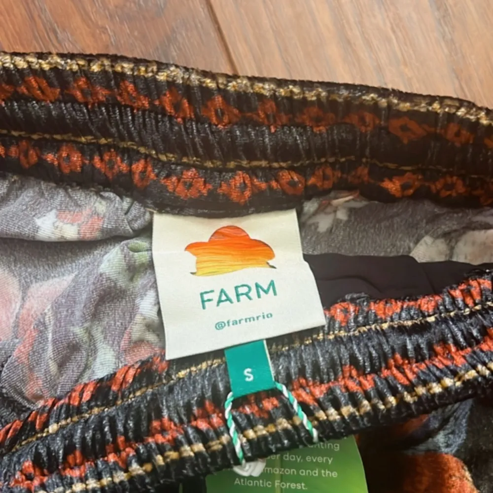 NWT farm Rio garden macaw velvet trousers - Image 5