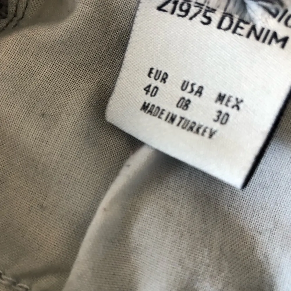 Zara jeans super distressed with gold detail sz 8 - Image 5