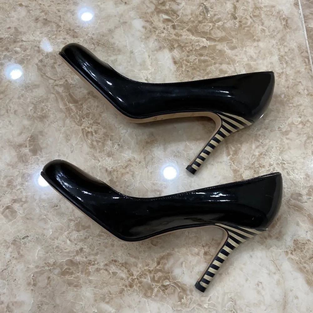 Karolina Black Striped Pumps. Size 5.5 - Image 7