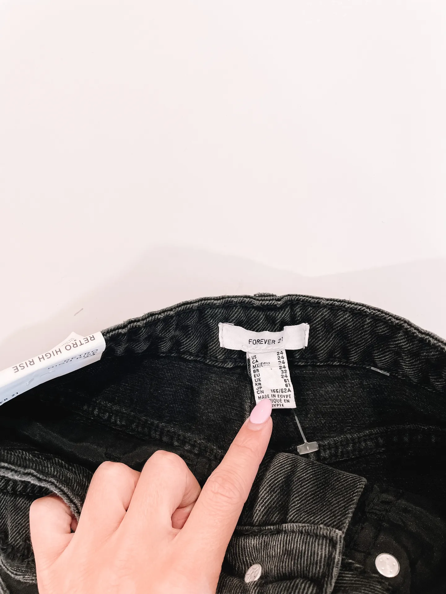 Forever 21 NWT Black Shorts!! Size 24 - Image 3