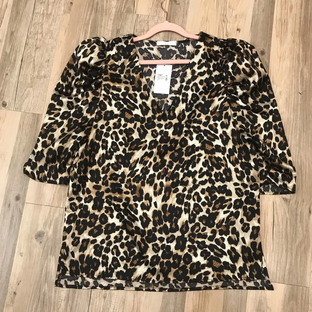 NWT KARLIE V-NECK PUFF SLEEVE leopard/ cheetah Blouse sz Medium - Image 5