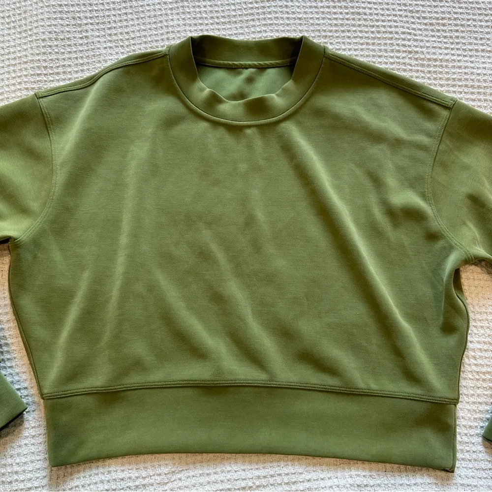 Lululemon  Perfectly Oversized Cropped Crew Softstreme Green size 2 women’s - Image 4