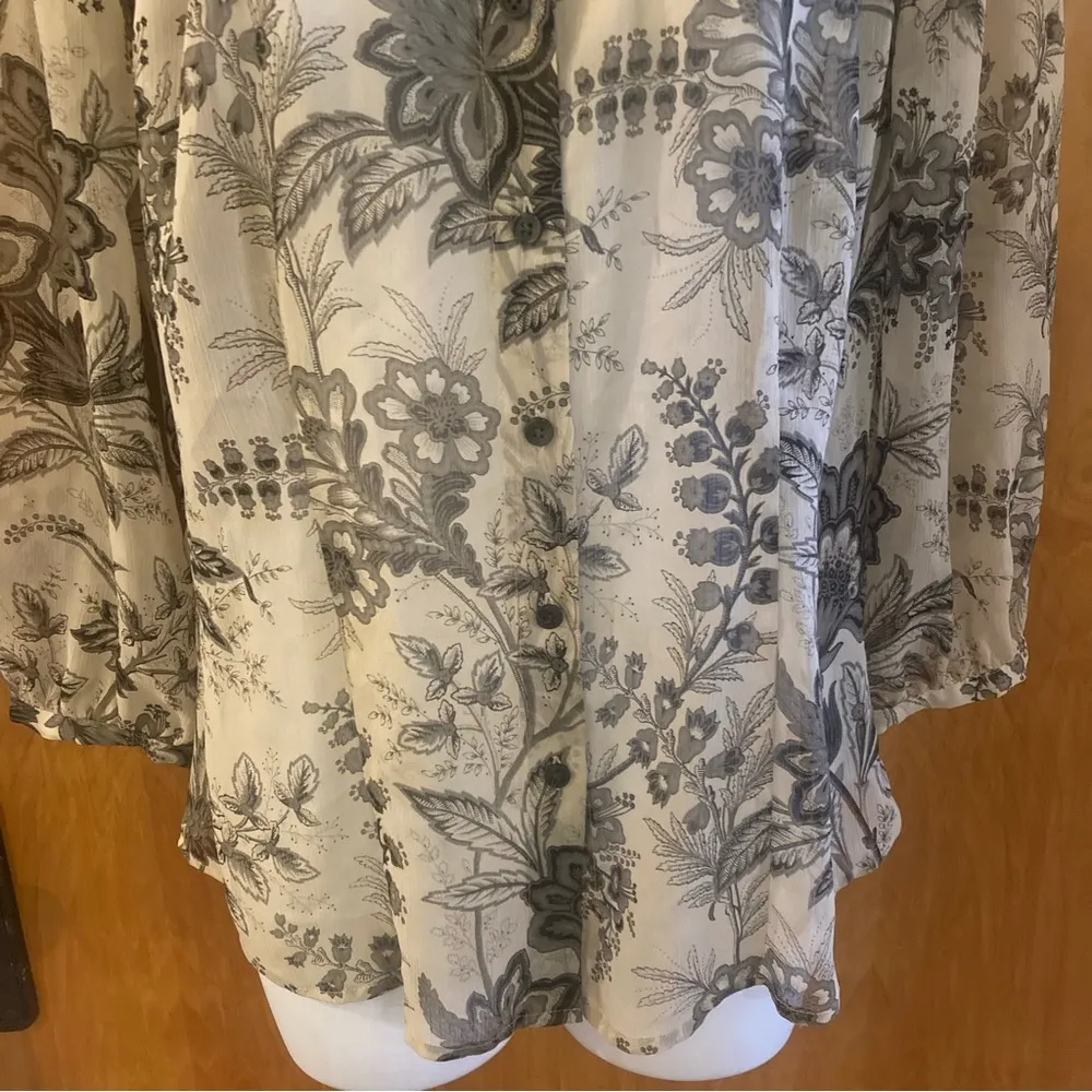 Sheer Floral Black & Cream Van Heusen Button Down Shirt Size Medium - Image 3