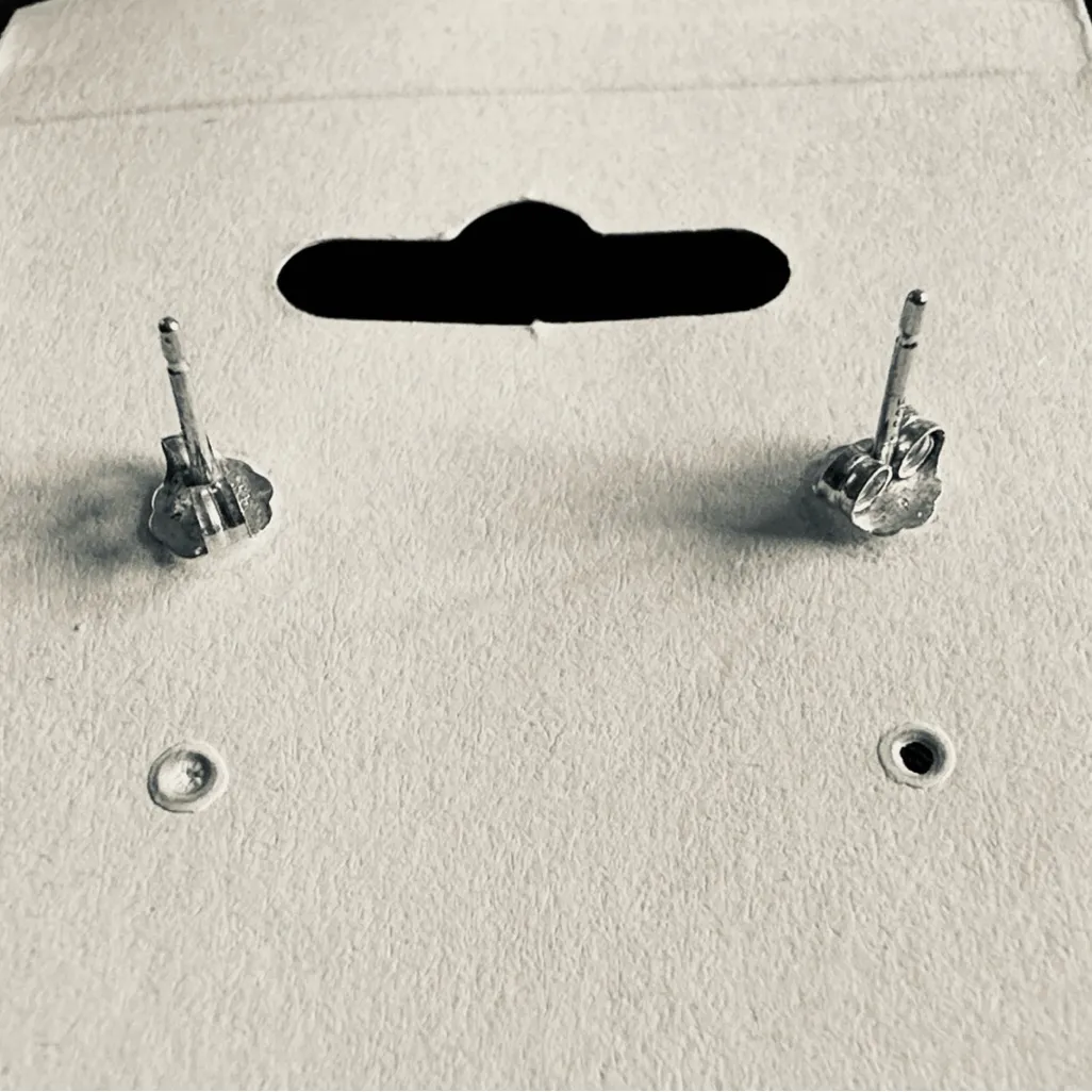 Black spinel EUC 925 sterling pierced stud earrings. Appx. 8mm round gemstones - Image 4