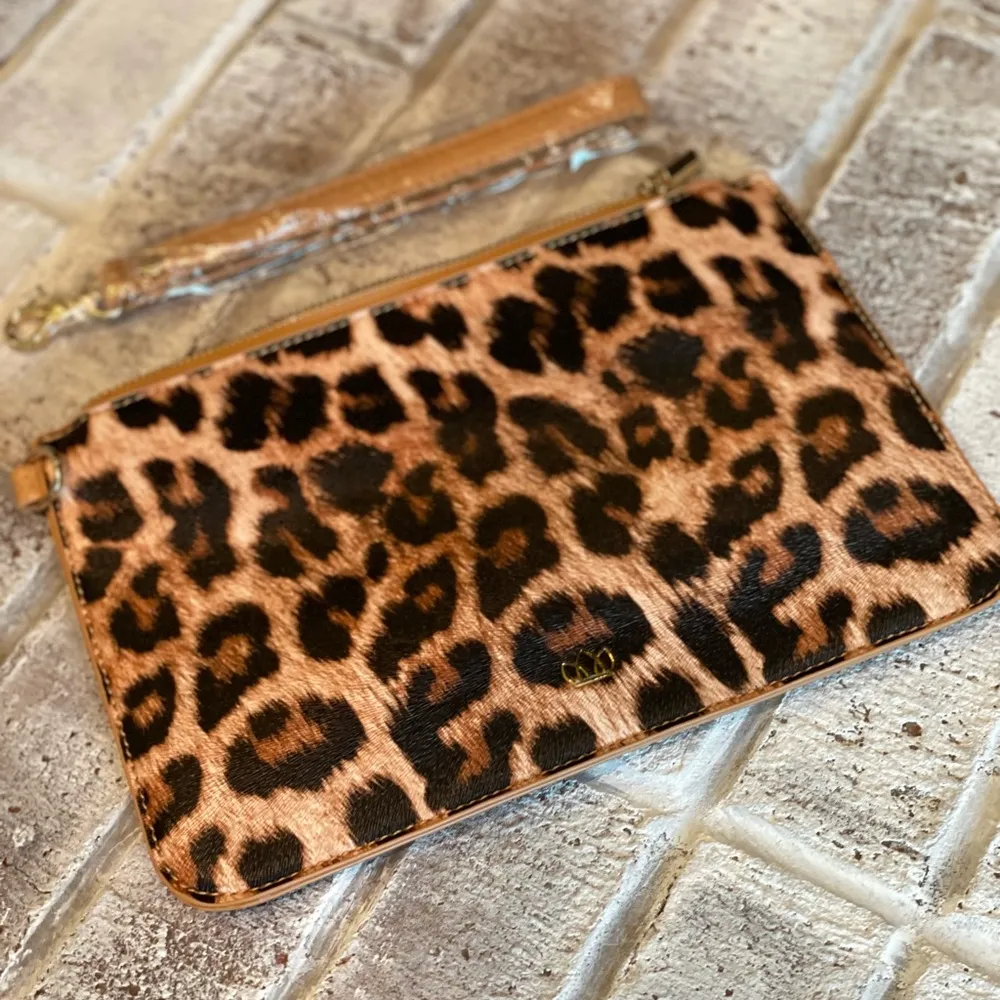 Leopard print wristlet, vegan leather, super cute New without tags - Image 10
