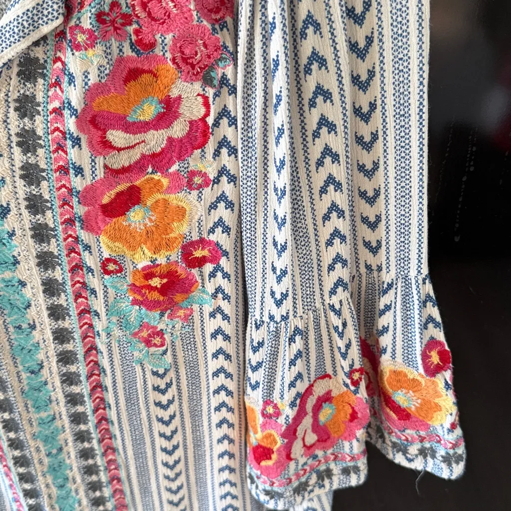 SAVANNA JANE Women's Floral Embroidered Leopard Bell Sleeve Tunic Top Sz M Blue Size M - Image 2