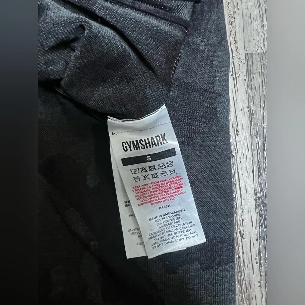 Gymshark camo leggings in size small - Image 2