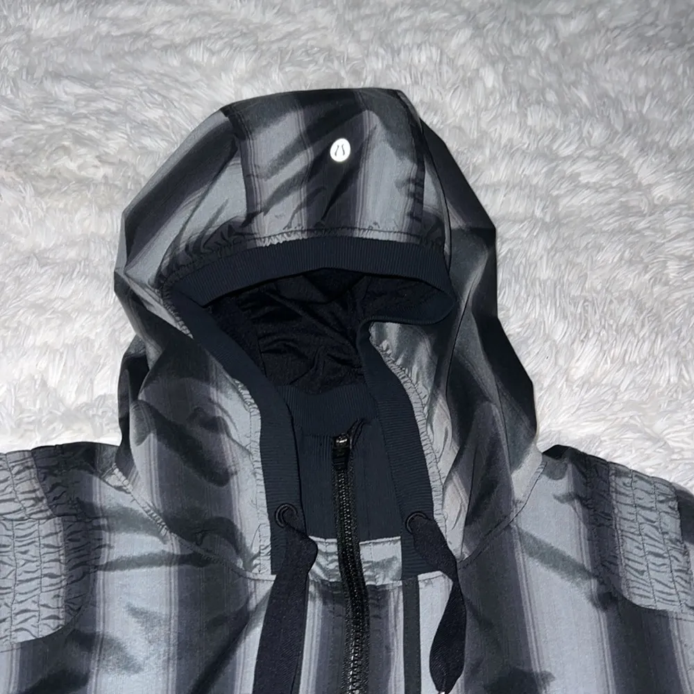 Lululemon  Track & Field Jacket Color: Black & Silver Size 12 EUC 🍋RARE🍋 - Image 2