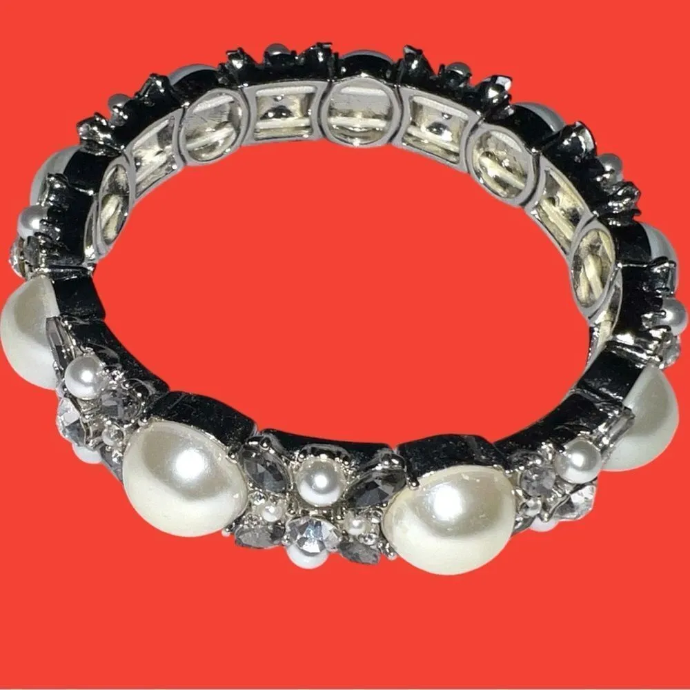 Gorgeous silver stretchy bracelet with pearl and baguette stone design! New Silver - Image 5