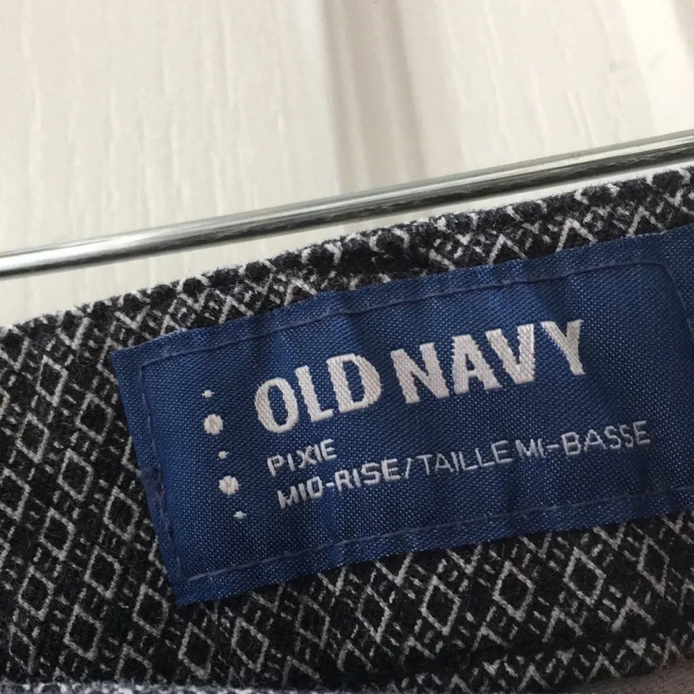 FINAL MARKDOWN Ladies old navy slacks 6 - Image 4