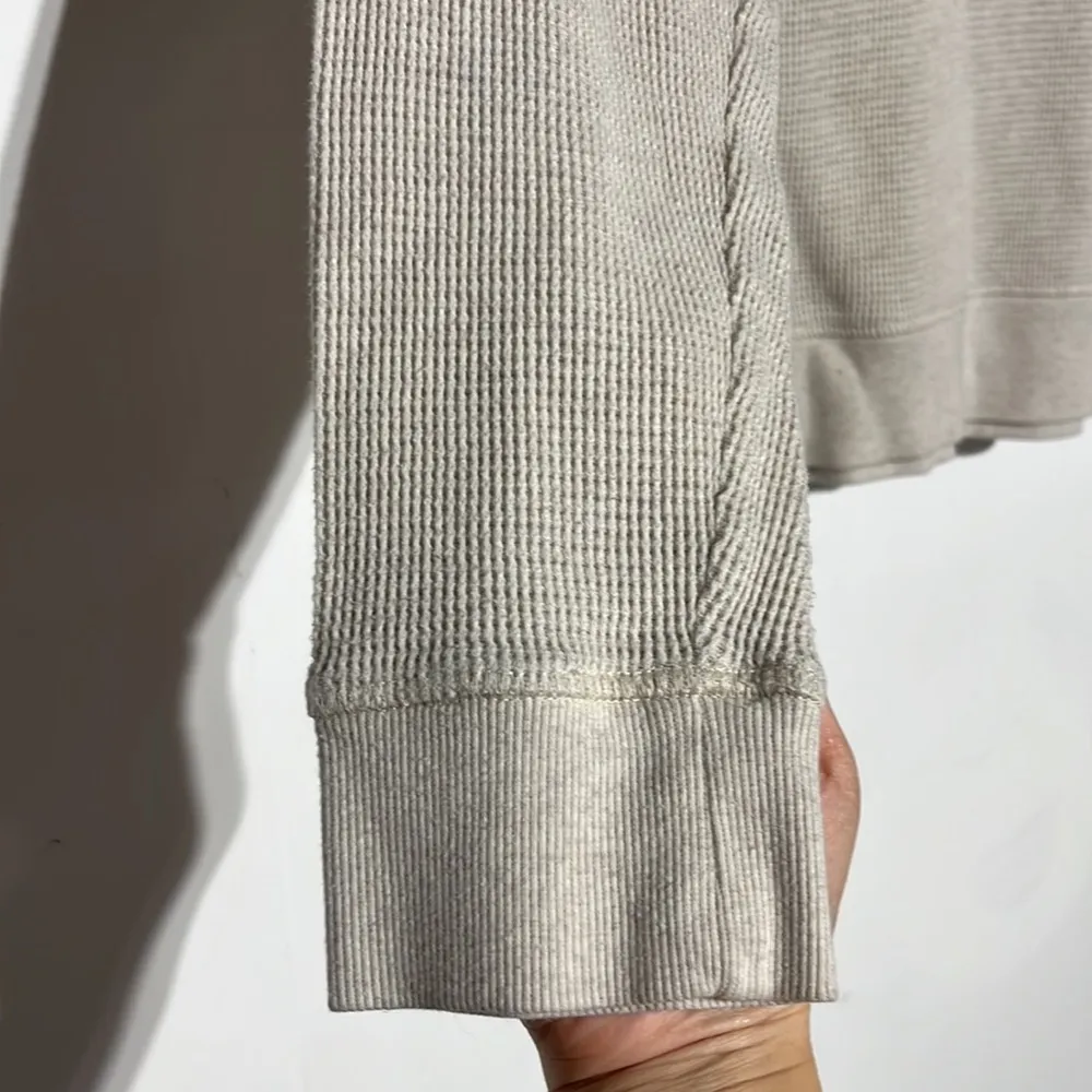 Wild Fable Beige Cream Waffle Knit Cropped Raw Hem Pullover Hoodie Size Large - Image 4