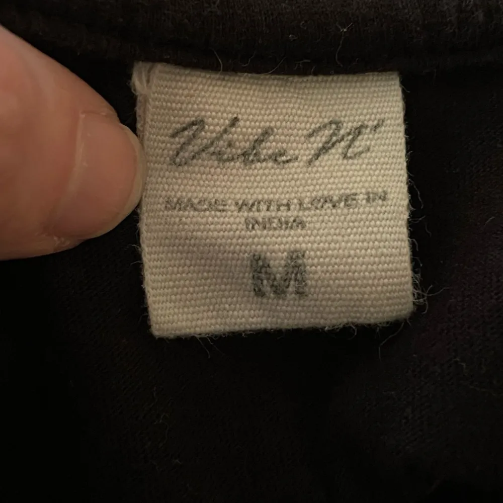 Women’s medium Vibe N graphic T - Image 4