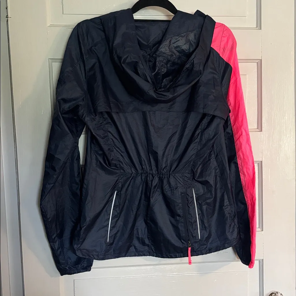 Brooks Women's Dark Blue and Bright Pink Wind Breaker Jacket - Image 3