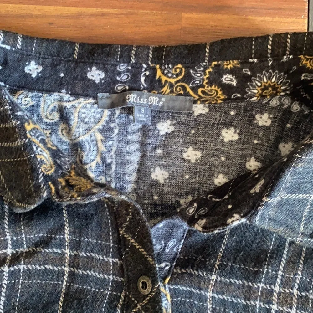 Miss Me Long Sleeves Button up Flannel size small - Image 2