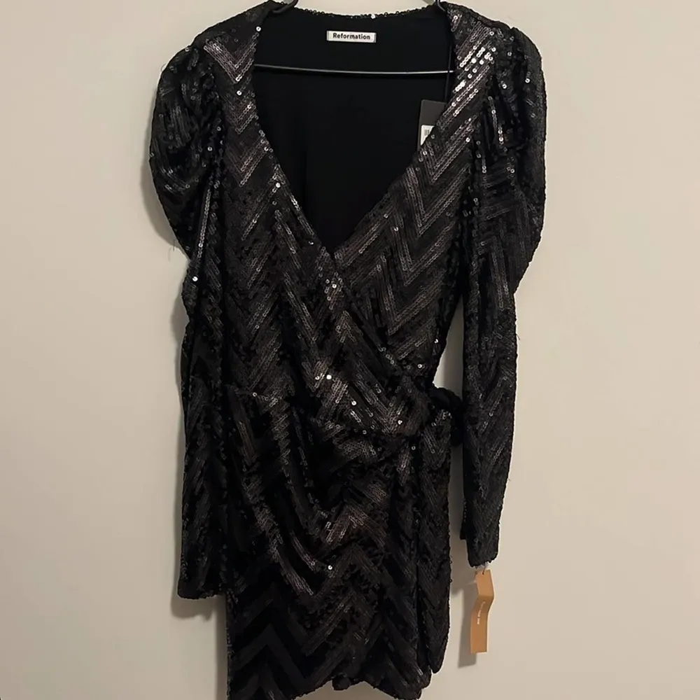 Reformation Ireland Wrap Dress in Zigzag Black Chevron Pattern Size: M - Image 2
