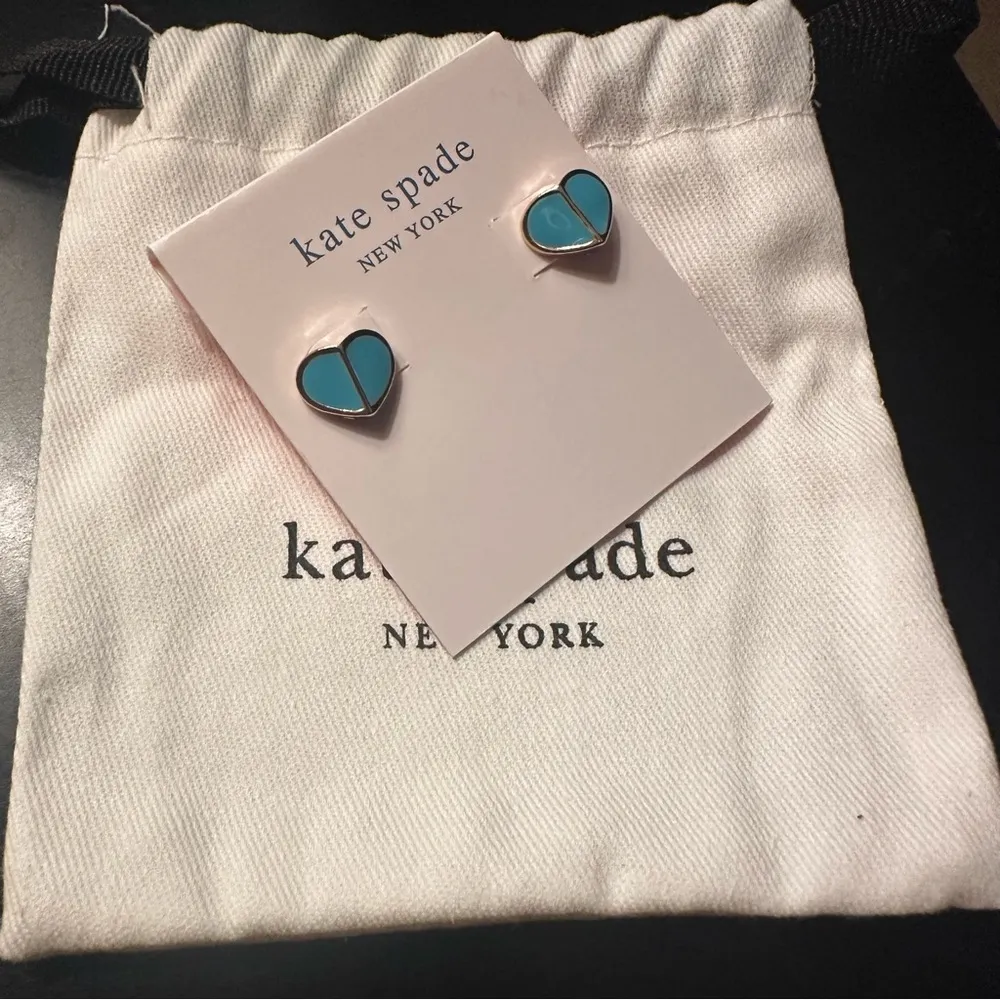 New KATE SPADE NEW YORK
HERITAGE SPADE SMALL HEART STUDS with Dust Bag - Image 6