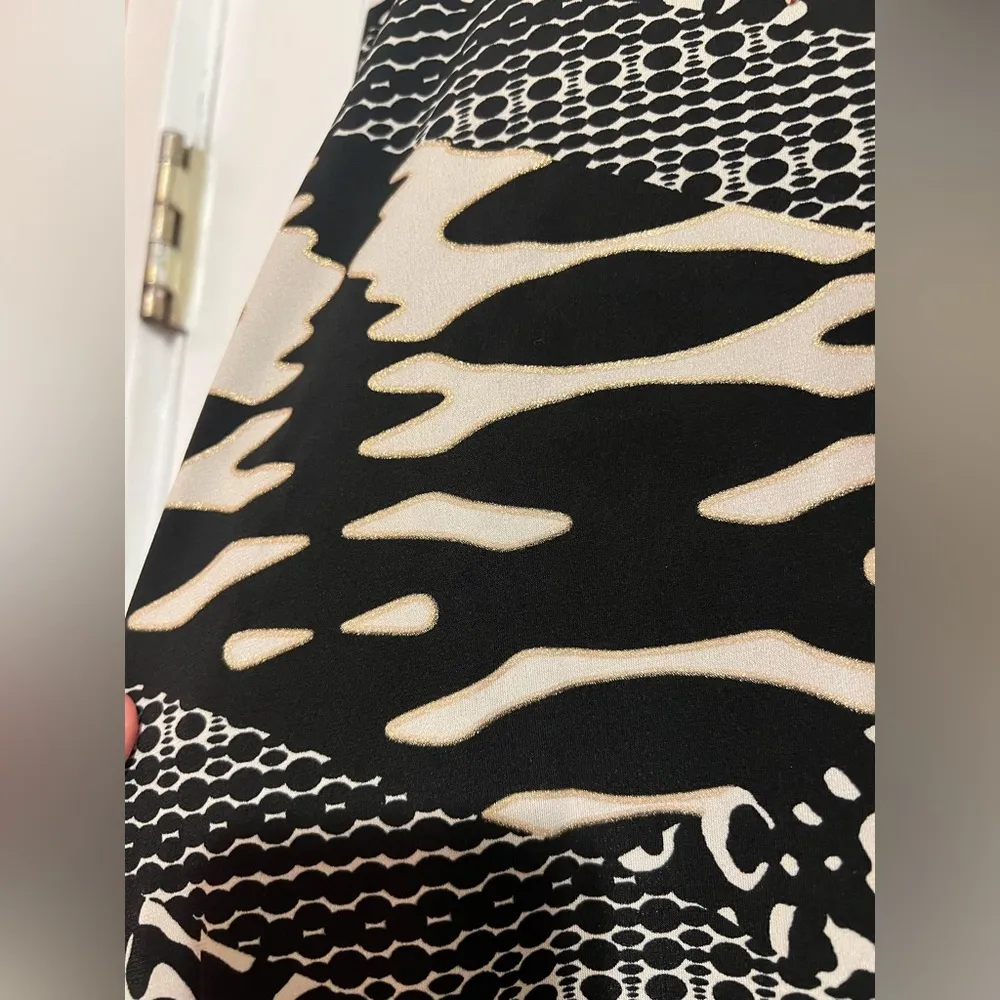 #39 JM COLLECTION • EMBELLISHED FLOWY TUNIC • BLACK/WHITE/MIXED MEDIA - Image 6