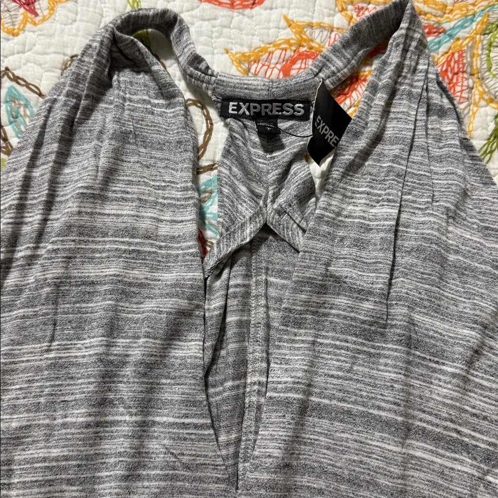 EXPRESS  women’s size small pullover hi low deep v-neck halter back grey white - Image 7
