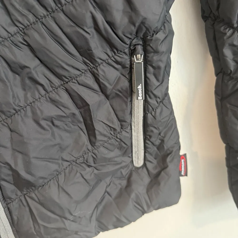 Bench  FOOLHARDY PRIMALOFT PUFFER JACKET SIZE MEDIUM NWT - Image 11