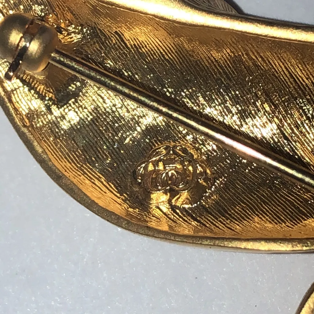 Crystaline Brand Elegant Satin Soft Gold Tone Retro Boho Swirl Brooch - Image 5