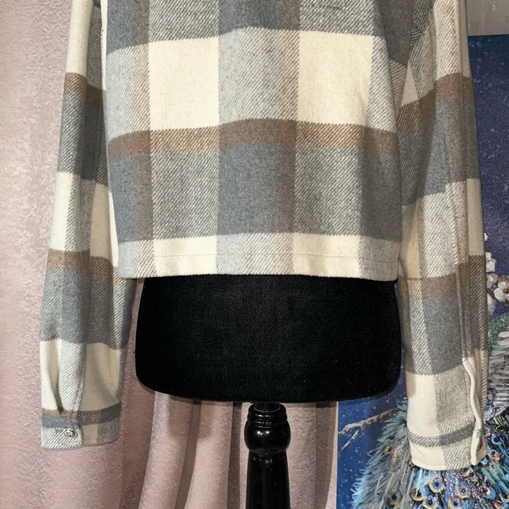 Size M Cropped Button Down Flannel Gray Size M - Image 9