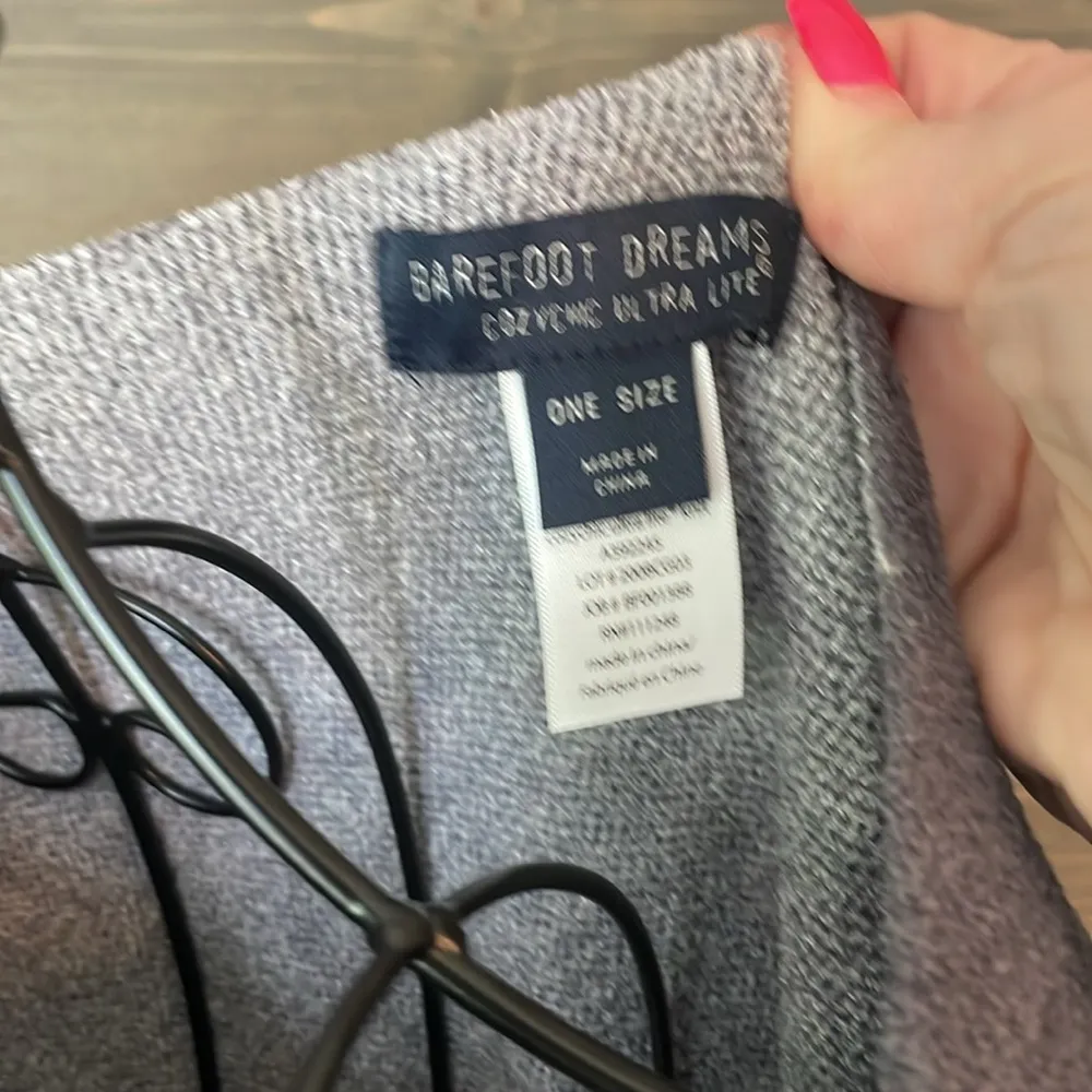 BNWOT barefoot dreams, striped poncho - Image 5