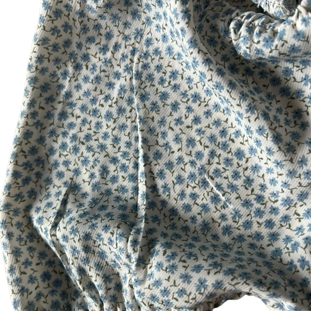 Paper Crane Floral Blue Smocked Puff Sleeve Crop Top - Image 6