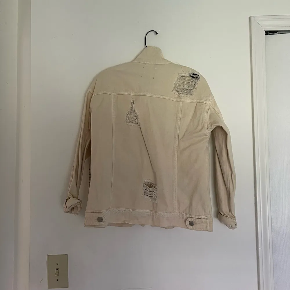 Beige distressed denim jacket - Image 2