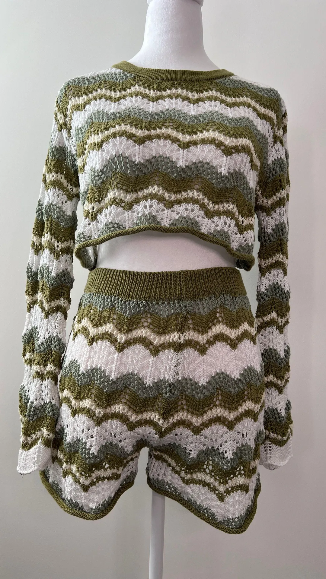 Green and white waived striped knit crop top and shorts set. Size M - Image 7
