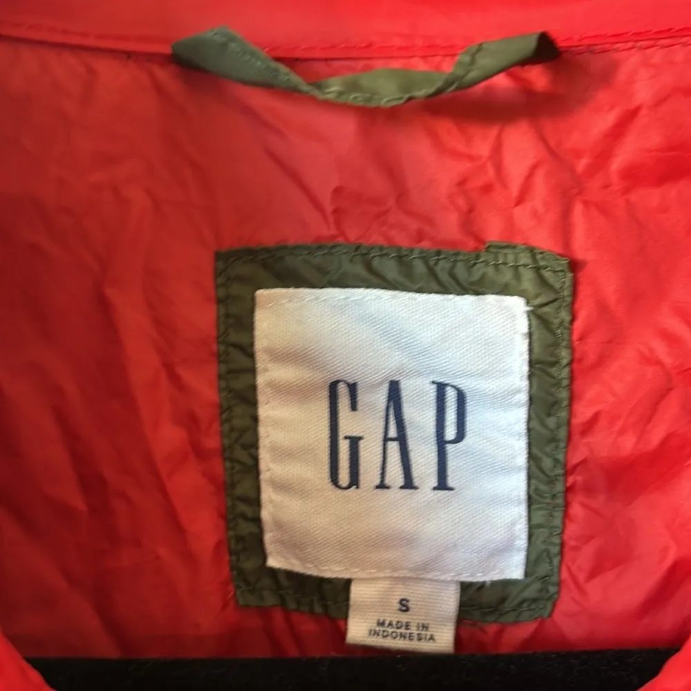 Gap lightweight puffer in black moss size small. Ex cond! - Image 2