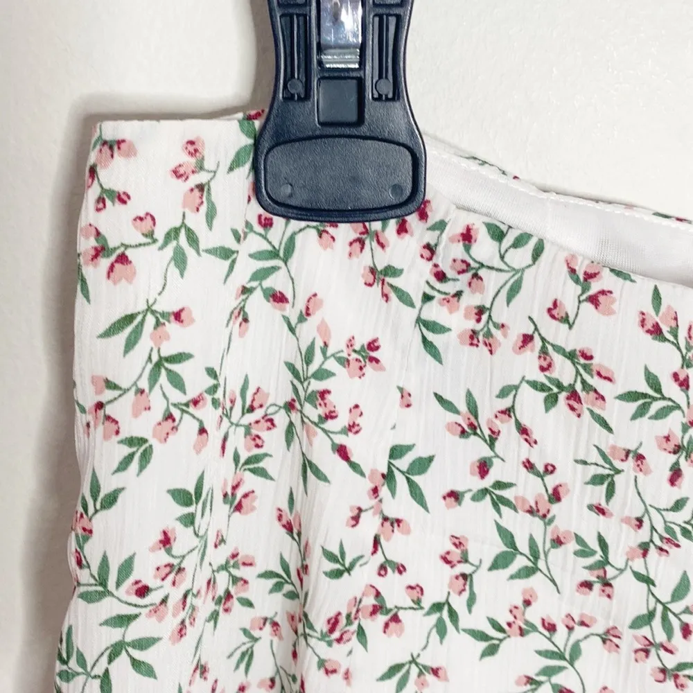 Nasty Gal Textured Georgette ditsy floral print ruffled mini shorts size 10 - Image 5