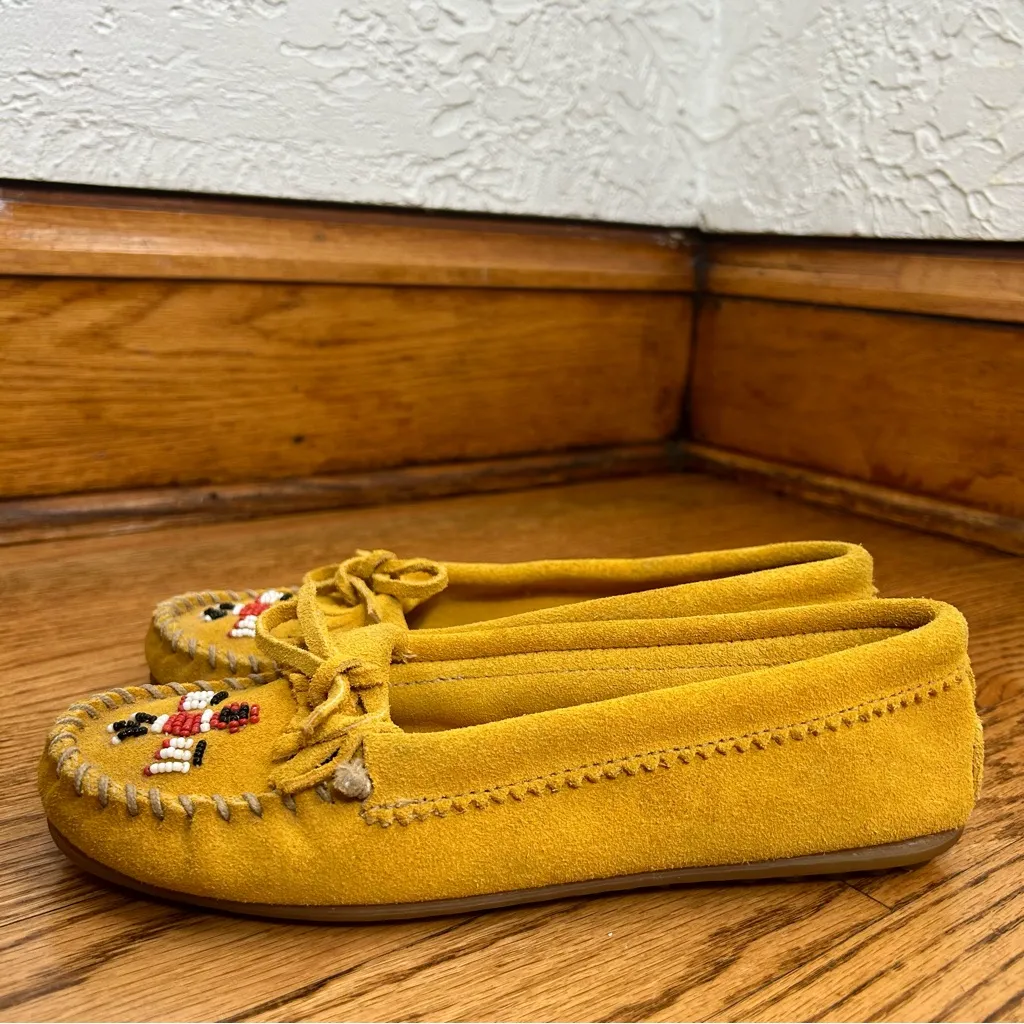 MINNETONKA Thunderbird Wheat Tan Suede Beaded Moccasins Size 7 - Image 2