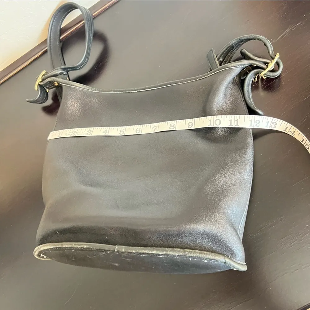 Vintage Coach 1996 medium sized duffle bag with zipper closure, black leather - Image 12