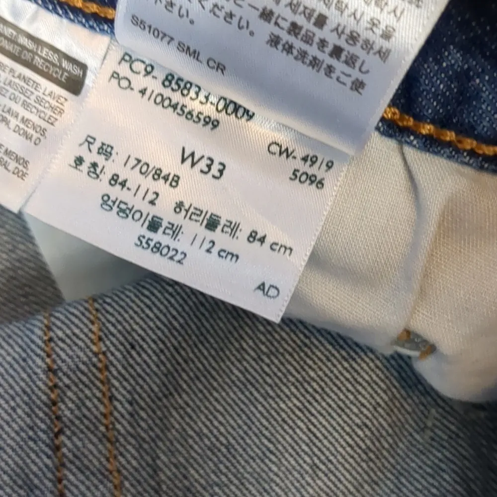 Levi's mid thigh high rise raw hem jean shorts size 33 - Image 8