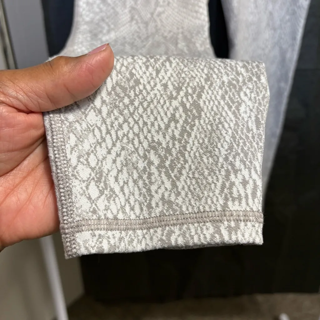 All in Motion Women’s XXL Gray Reptile Cropped Leggings Pockets Athleisure - Image 2